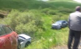 Ağrı’da yeni otomobilleri taşıyan tırın devrilmesi sonucu sürücü yaralandı