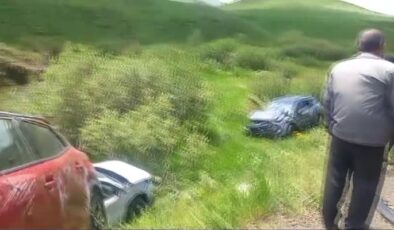 Ağrı’da yeni otomobilleri taşıyan tırın devrilmesi sonucu sürücü yaralandı