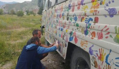 Alman turistler Hakkari’de el izleriyle bağ kurdu