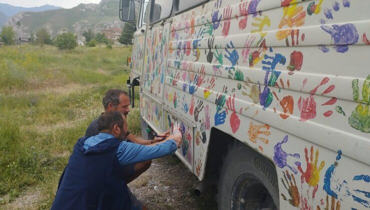 Alman turistler Hakkari’de el izleriyle bağ kurdu