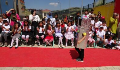 Yüksekova’da çocuklar atık malzemeden defile düzenledi