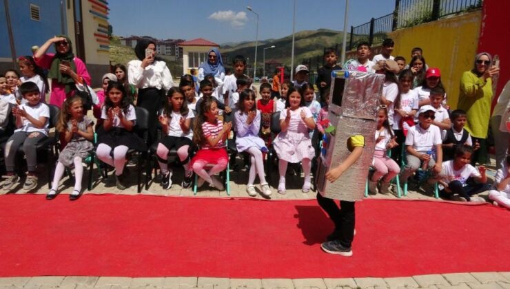 Yüksekova’da çocuklar atık malzemeden defile düzenledi
