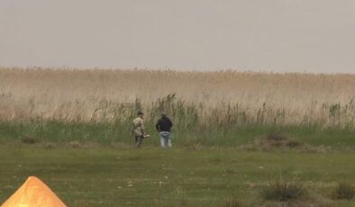 Avlamak için dağ tepe izini sürdüğü kuşların koruyucusu oldu