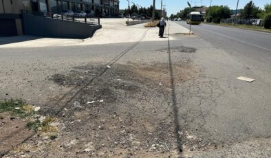 Diyarbakır’da yoldaki bozulma engellileri ve araçları zorluyor