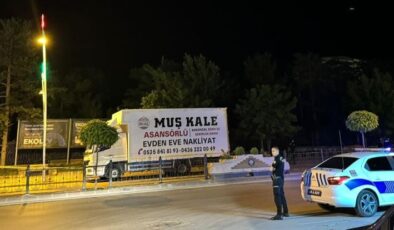 Bankta unutulan çanta polisi alarma geçirdi