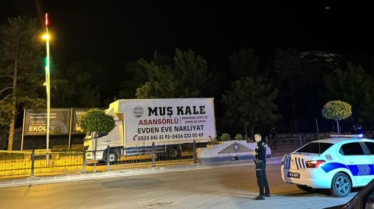 Bankta unutulan çanta polisi alarma geçirdi