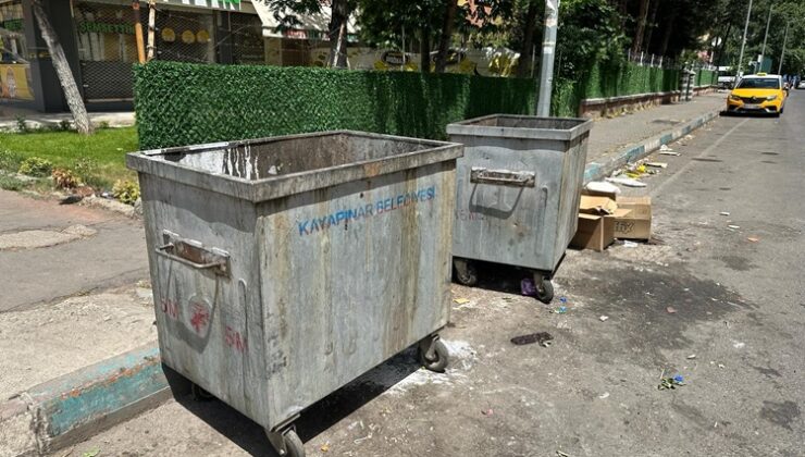 Kapaksız çöp konteynerlerinden pis kokular yükseliyor