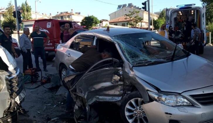 Çekici ile çarpışan otomobil hurdaya döndü: 2 yaralı