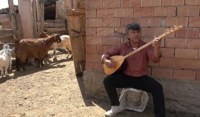 Çiftçi ve koyunlarından bağlama eşliğinde koro