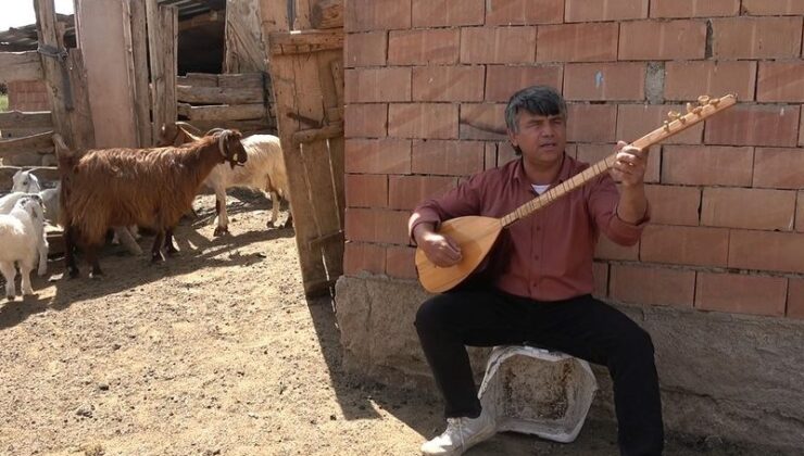 Çiftçi ve koyunlarından bağlama eşliğinde koro