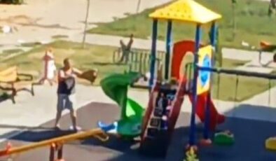 Etraftan topladığı çöpleri çocuk parkına döktü