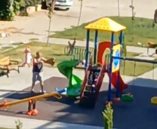 Etraftan topladığı çöpleri çocuk parkına döktü