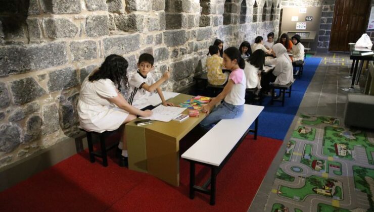 Depremzede çocukların yaptığı resimler sergilendi
