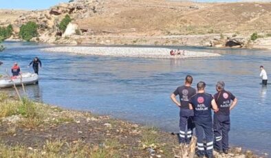 Dicle nehrinde mahsur kalan gençler kurtarıldı