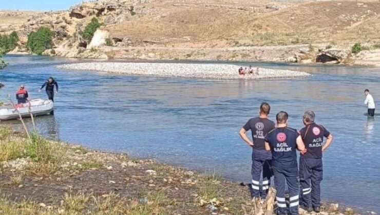 Dicle nehrinde mahsur kalan gençler kurtarıldı