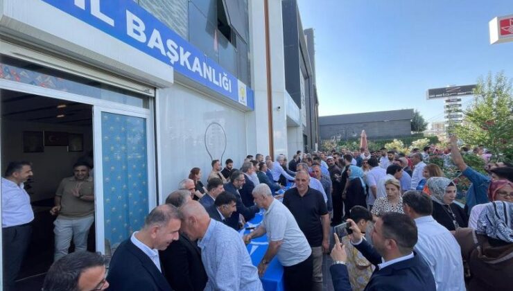 Diyarbakır’da AK Parti’liler bayramlaştı