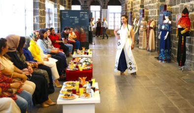 Diyarbakır’da dokuma kültürü defilesi düzenlendi