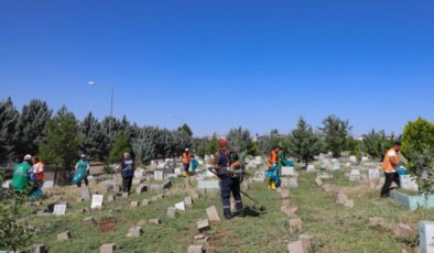 Diyarbakır’da mezarlıklar bayram için temizlendi