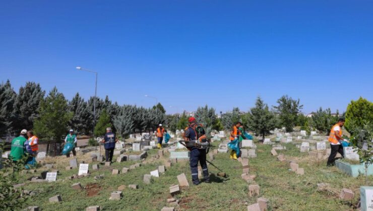 Diyarbakır’da mezarlıklar bayram için temizlendi