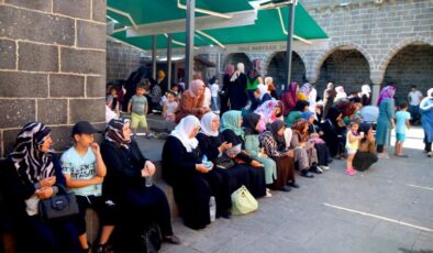 Diyarbakır’da öğrenciler sınav başarısı için dua etti