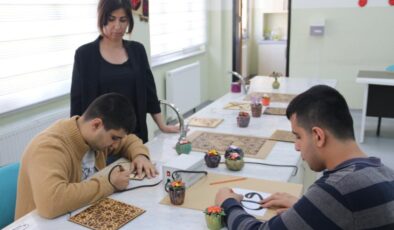 Diyarbakır’da özel öğrenciler üretiyor, kazanıyor