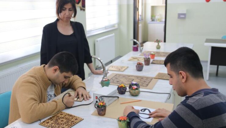 Diyarbakır’da özel öğrenciler üretiyor, kazanıyor