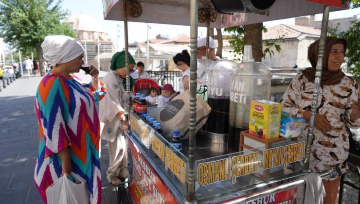 Dut ağacının altında, dut suyu satıyor