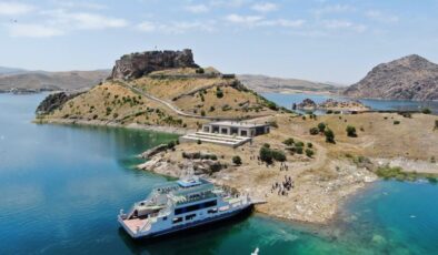 Elazığ’da kadınlar tarihi Pertek Kalesi’ni gezdi