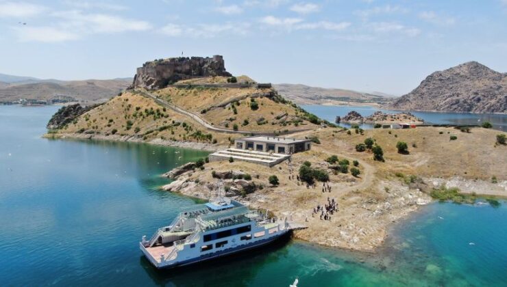 Elazığ’da kadınlar tarihi Pertek Kalesi’ni gezdi
