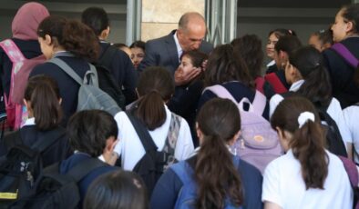 Emekli Öğretmen, Her Gün Okulu Açıyor