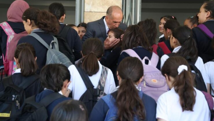 Emekli Öğretmen, Her Gün Okulu Açıyor