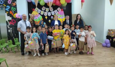Emekli öğretmen, kendi okulunda karne sevinci yaşadı