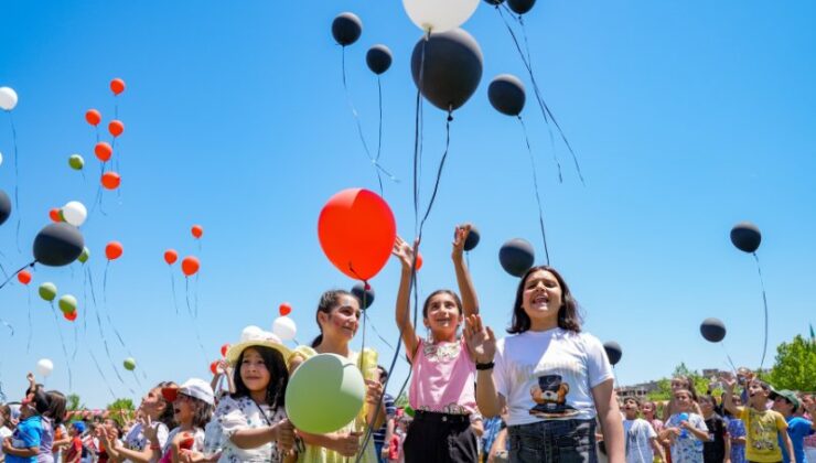 Diyarbakır’da filistin için balonlar uçtu