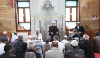 Genç hafız, camide gün boyu Kur’an okudu