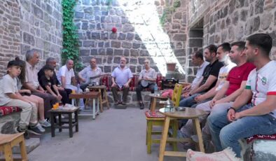 Seslendirdikleri Diyarbakır türküleriyle tarihi mekanı şenlendiriyorlar