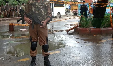 Hindistan’da otobüse saldırı: 10 ölü