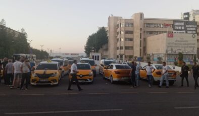 Diyarbakır’da Taksiciler Belediye önünde eylemde