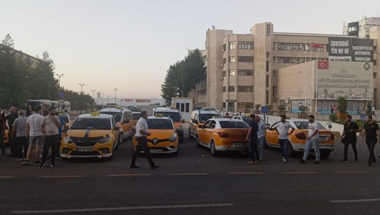 Diyarbakır’da Taksiciler Belediye önünde eylemde