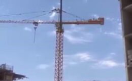 İnşaat işçisi yüksekten hortumla indi