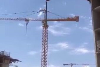 İnşaat işçisi yüksekten hortumla indi