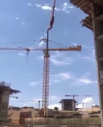 İnşaat işçisi yüksekten hortumla indi