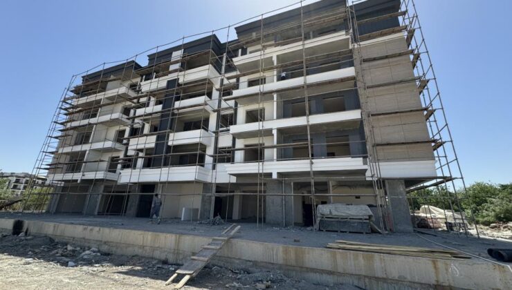 İşçi iskeleden düşerek yaralandı
