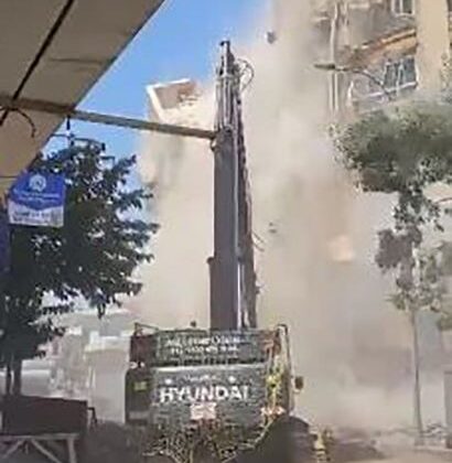 Elazığ’da hasarlı bina bir dokunuşla yıkıldı