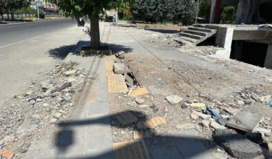 Karacadağ Bulvarı’nda yıkım sonrası kaldırım tahrip edildi