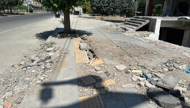 Karacadağ Bulvarı’nda yıkım sonrası kaldırım tahrip edildi