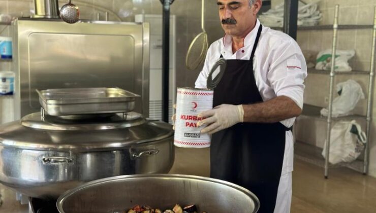 Kızılay, kurban etiyle her gün 50 bin kişiye yemek veriyor