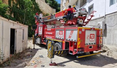Konteynerin tepesinde mahsur kaldı