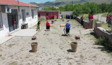 Köylü kadınlar eğlenceli yarış parkurunda
