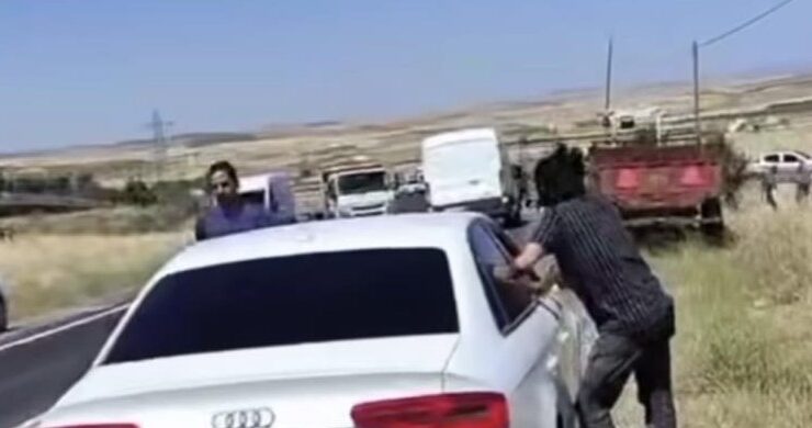 Mardin’de iki aile yol kapatıp kavga etti