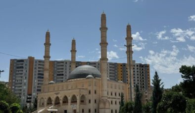 Mardin’de cami minaresine yıldırım düştü
